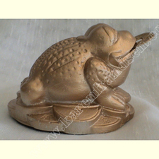 Gold Feng Shui toad - side view